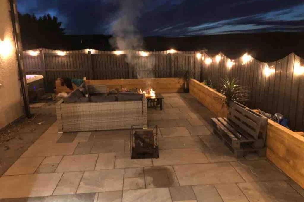 Alcantara- Modern Home With Hot Tub- Sleeps 10 Cromdale Exterior foto
